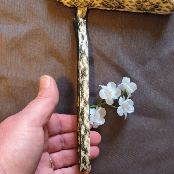 🚨🚨🚨LOW START🚨🚨🚨A New Day Python Pattern Wristlet - Cream and Black - Picture 3 of 5
